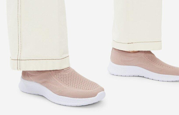 Dámske slip-on tenisky - povinná výbava na jar a leto 2025