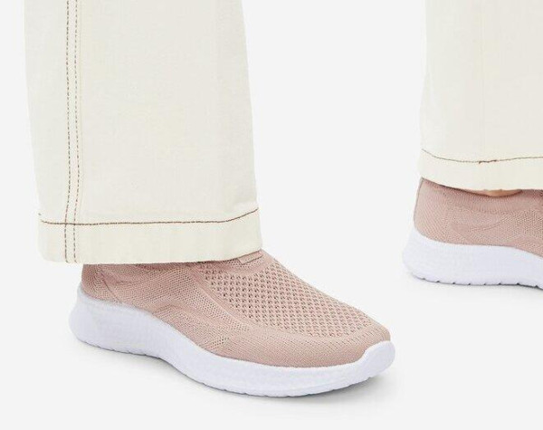 Dámske slip-on tenisky - povinná výbava na jar a leto 2025