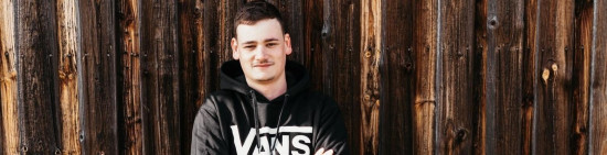Ako vytvoriť super štylizácie s pánskou mikinou s kapucňou – pozrite!